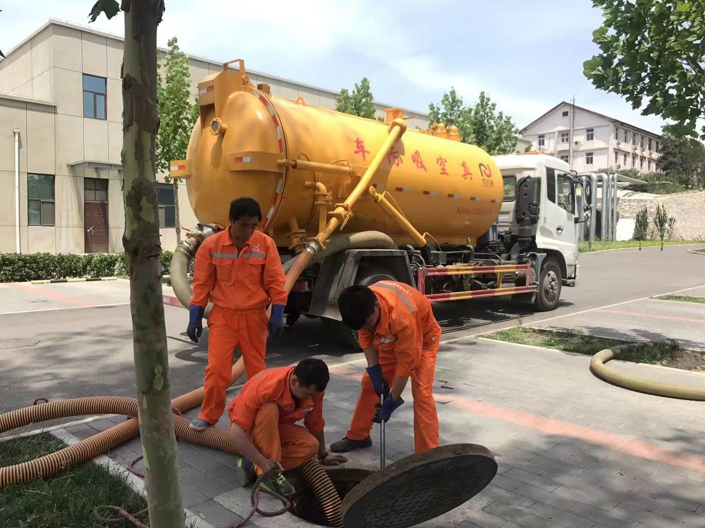 安陆管道疏通车停在窨井附近