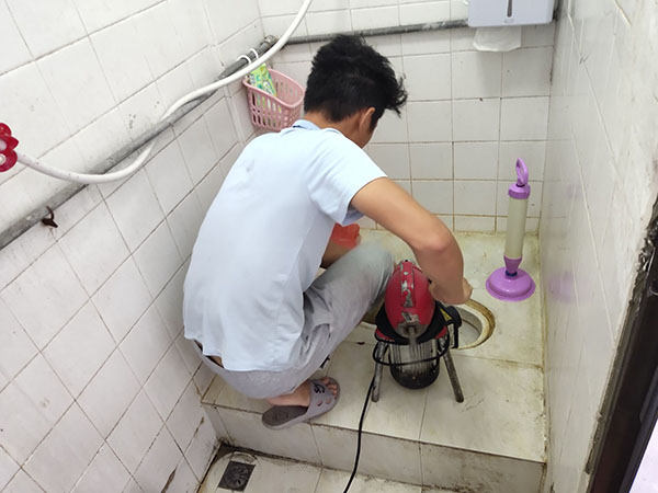 安陆管道堵塞冒臭气 专业师傅现场解决问题